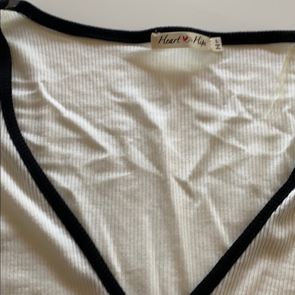 Cream crop top with black piping - Picture 2 of 4